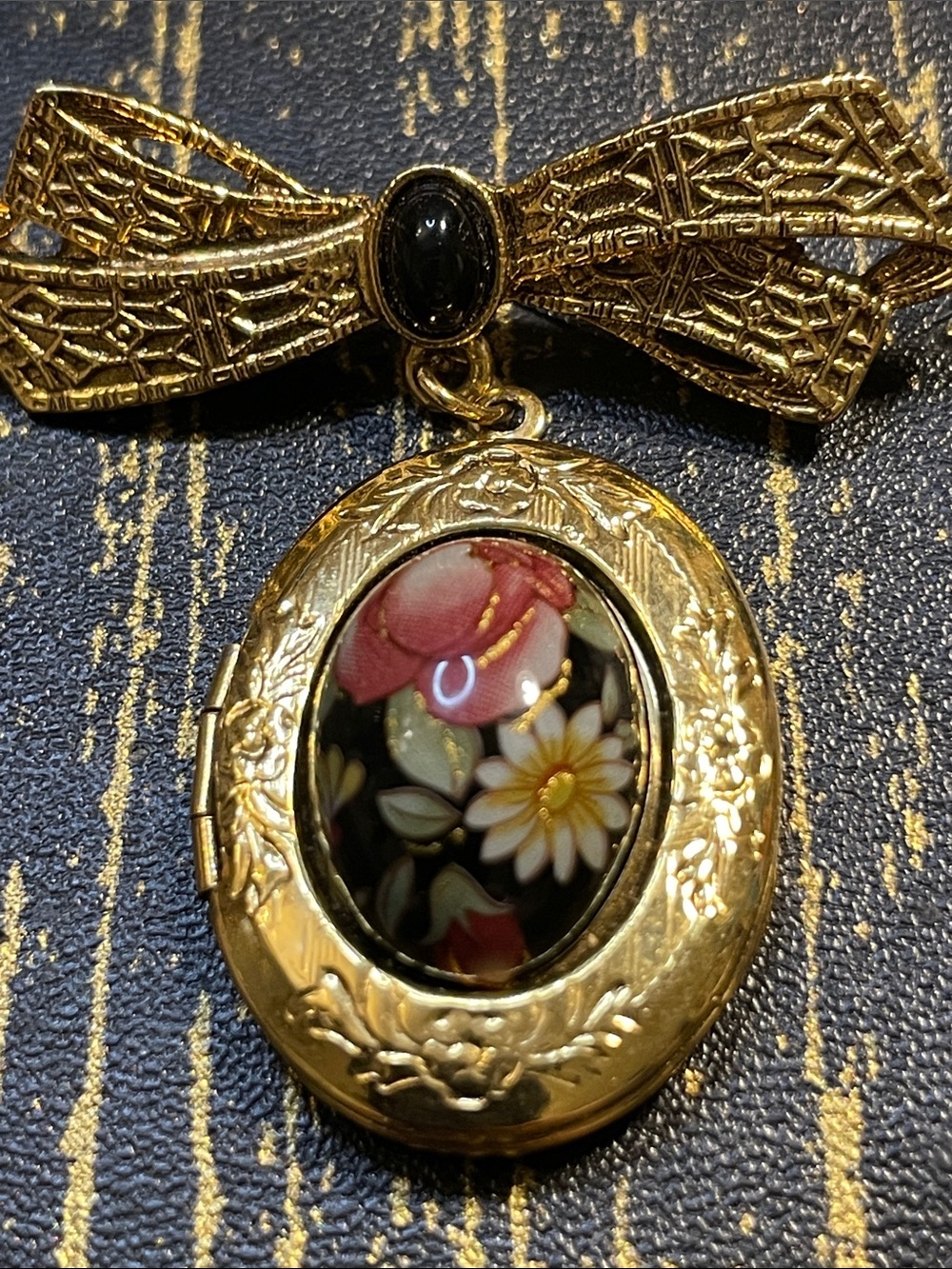 VTG Gold Bow Locket Brooch with Black Floral Cameo - Picture 4 of 4